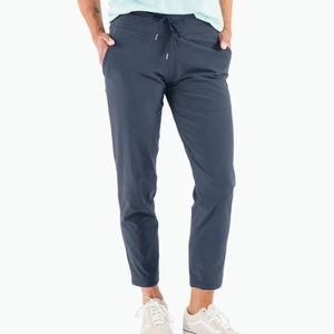 Free Fly Women’s Jogger Women's Breeze Cropped Pant Blue Dusk UPF 50 size Medium